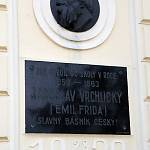 Ovčáry - pamětní deska Jaroslava Vrchlického na budově školy (2006)