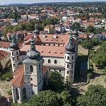 Kostelec nad Černými lesy - zámek se zámeckým kostelem od východu (2018)