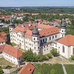 Kostelec nad Černými lesy - zámek se zámeckým kostelem od jihu (2018)