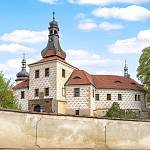 Kostelec nad Černými lesy - zámek, vstupní brána z města (2021)