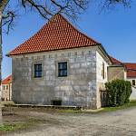 Kostelec nad Černými lesy - zámek, pohled na barbakán od západu (2025)