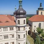 Kostelec nad Černými lesy - zámecký kostel sv. Vojtěcha, pohled od zámku (2018)