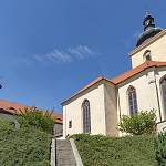 Kostelec nad Černými lesy - zámecký kostel sv. Vojtěcha, pohled od špitálu (2018)
