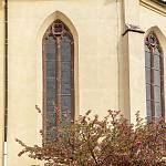 Kostelec nad Černými lesy - zámecký kostel sv. Vojtěcha, okna presbytáře (2021)