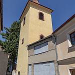 Kostelec nad Černými lesy - zvonice u kostela sv. Jana Křtitele z Pražské ulice (2018)