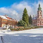 Kostelec nad Černými lesy - kostel sv. Andělů strážných, zimní pohled od severozápadu (2008)