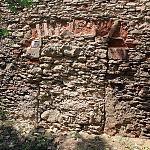 Hranice - zříceniny tvrze, zazděný portál na východní stěně (2. 6. 2012)