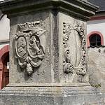 Ratboř - sousoší Apoteózy sv. Jana  Nepomuckého, erb Věžníků z Věžník na podstavci (2016)