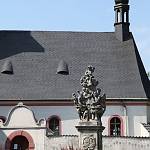 Ratboř - sousoší Apoteózy sv. Jana Nepomuckého, celková situace před kostelem (2012)