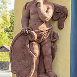 Třebovle - kaplička sv. Jana Nepomuckého, vlevo stojící anděl (2019)