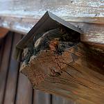 Rasochy - kostel sv. Havla, ohořelý trám z doby požáru zvonice (2015)