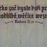 Krakovany - evangelický sbor, jeden z nápisů na stěně (2018)