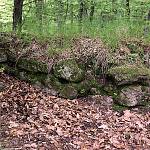 Doubravčice - hrad Šember, zbytek štítové hradby na jihovýchodní straně (2010)