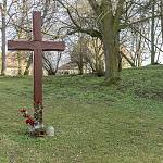 Lošany - kříž na hromadném hrobu u lazaretu (2019)
