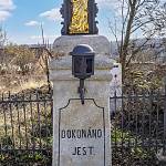 Lžovice - křížek, detail podstavce (2025)