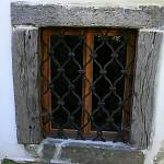 Svojšice - kostel, okno s dřevěným rámem v severní stěně (2007)