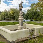 Svojšice - socha sv. Jana Nepomuckého, pohled od severovýchodu (2020)