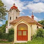 Svojšice - kaplička sv. Václava v kompozici s kostelem (2021)