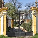 Konárovice - zámek, brána (2018)
