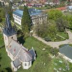 Konárovice - kostel Povýšení svatého Kříže a zámek od východu (2018)
