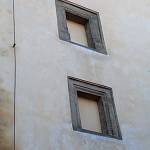 Suchdol - zámek, zazděná renesanční okna v nádvoří (2015)