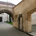 Suchdol - zámek, průjezd gotické brány před zastřešením (2006)