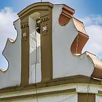 Miškovice - kaple sv. Václava, detail štítu (2024)