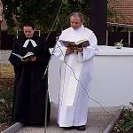 Klučov - vysvěcení opravené zvoničky 20. září 2008, evangelická farářka Magdaléna Trgalová a katolický farář  Matúš Kocian (foto Janina Svobodová, Klučov 2008)