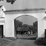 Poříčany - zaniklá brána zbořené usedlosti čp. 26 (1957, Podlipanské muzeum Český Brod)
