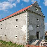Velké Chvalovice - špýchar se zbytky tvrze, pohled od jihovýchodu (2010)