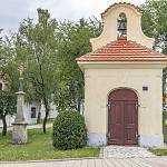 Velké Chvalovice - kaple sv. Jana Nepomuckého s křížkem od západu (2018)