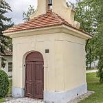 Velké Chvalovice - kaple sv. Jana Nepomuckého, západní průčelí (2018)