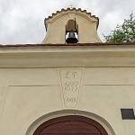 Velké Chvalovice - kaple sv. Jana Nepomuckého, detail západního průčelí (2018)