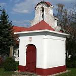 Velké Chvalovice - kaple sv. Jana Nepomuckého před opravou (2007)