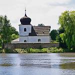 Žíšov - kostel sv. Mikuláše, pohled od severu přes rybník (2007)