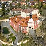 Škvorec - Starý zámek, celkový pohled z ptačí perspektivy (2024)