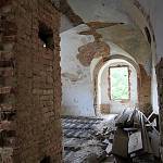 Škvorec - starý zámek, interiér západního paláce před obnovou (2009)