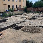 Škvorec - starý zámek, situace na nádvoří při archeologickém výzkumu (2009)