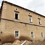 Škvorec - starý zámek, západní palác po započetí oprav (2009)