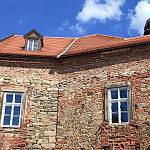 Škvorec - východní (nádvorní) fasáda vstupního křídla s dochovanými portály oken (2011)