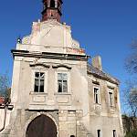 Škvorec - starý zámek, vstupní brána před opravou (2007)
