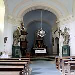 Škvorec - kostel sv. Anny, pohled do presbytáře (2016)