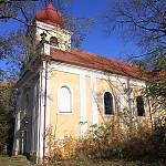 Škvorec - kostel sv. Anny, západní stěna kostela (2010)