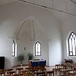 Škvorec - evangelický kostel, pohled k presbytáři (2016)