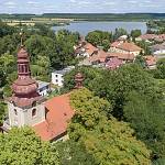 Žehuň - kostel sv. Gotharda, pohled od jihu s Žehuňským rybníkem (2018)