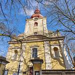 Žehuň - kostel sv. Gotharda, západní průčelí s věží (2022)