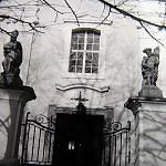 Žehuň - hřbitovní brána se sochami na pilířích (1981,  Antonín Tvrdík)