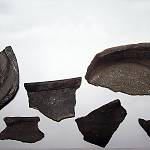 Choťovice - tvrziště, střepy z černé kuchyně tvrze kolem roku 1400 (poskytnuto pí. Andreou Dulovcovou, 2008)