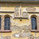 Choťovice - kostel Narození Panny Marie, detail výzboby na jižní stěně (2018)