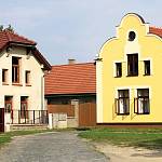 Žehuň - domy čp. 143 (vlevo) a 97 (31. 8. 2013)